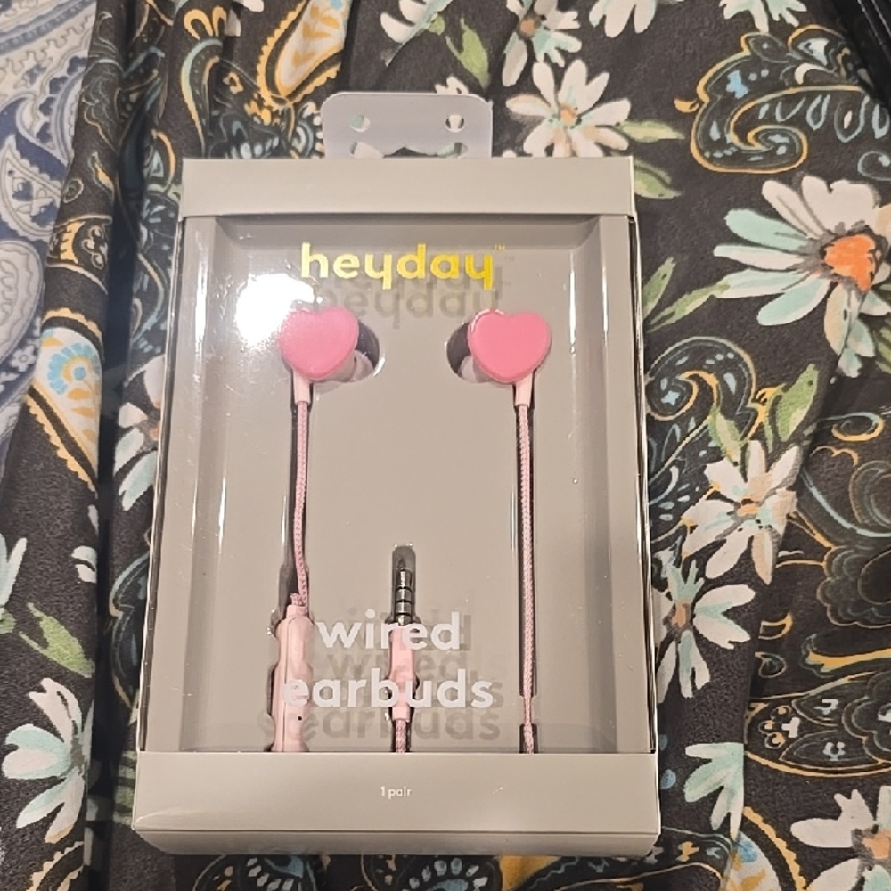❤️10/$40 New Heyday Heart-Shaped Pink Earbuds